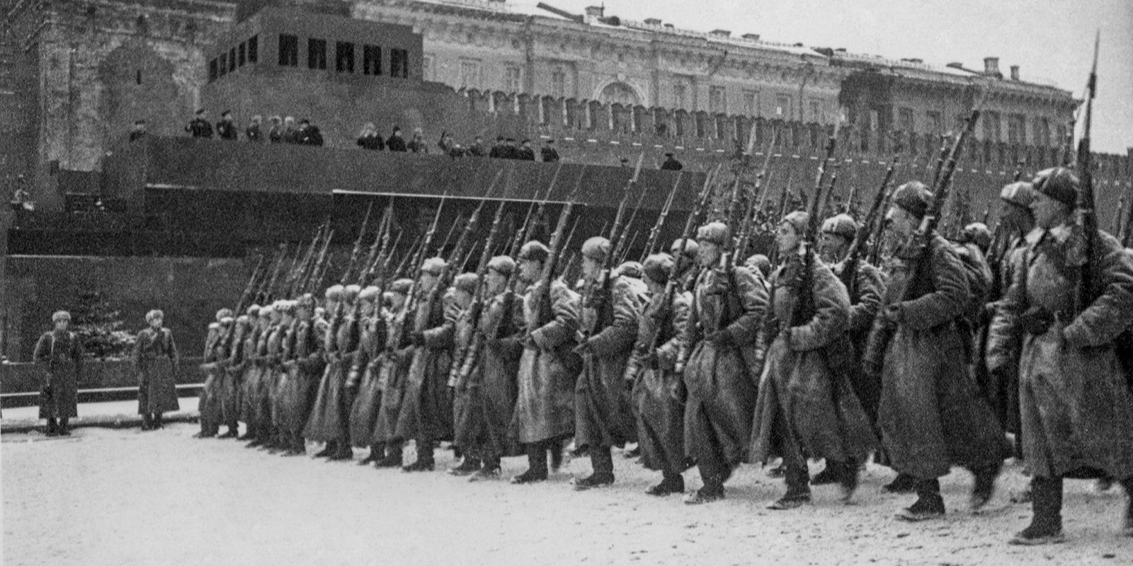 Военный парадом 7 ноября 1941 г принимал. Парад на красной площади 1941 битва за Москву. Военный парад на красной площади 7 ноября 1941 г. Парад 4 ноября на красной площади 1941 год. Традиционный парад 7 ноября битва за Москв.