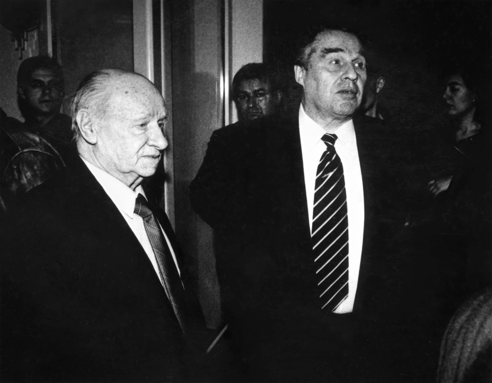  Писатель, сценарист, драматург В.С. Розов (слева) и председатель Комитета по культуре Москвы И.Б. Бугаев на открытии выставки &laquo;Героическая оборона Севастополя&raquo; в Малом Манеже. Автор &ndash; В.Х. Мариньо. Москва. 14 марта 1997 г. Главархив Москвы