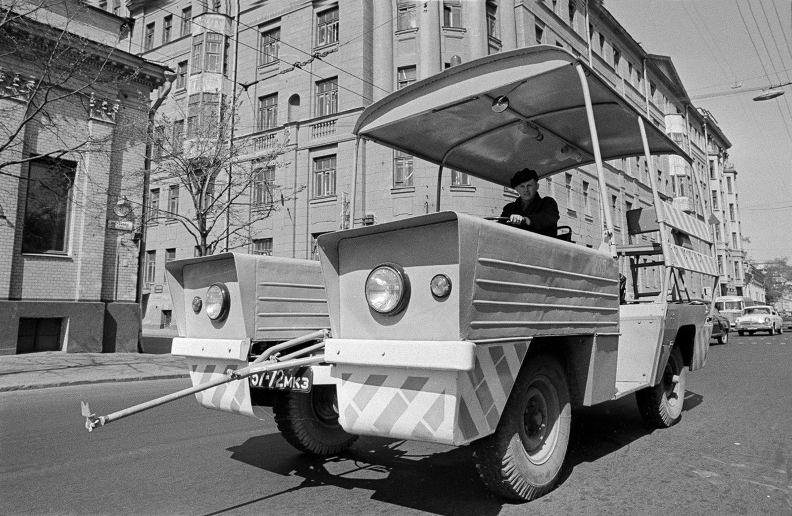 Машина &laquo;ЭД-40&raquo; для нанесения дорожной разметки на проезжую часть. Автор &ndash; Б. Корзин. Москва. 18.05.1971 г. Главархив Москвы