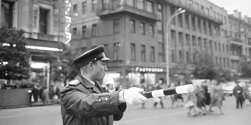 Безопасность на дорогах: Главархив — о том, как регулировали движение на московских улицах в конце 1940-х годов