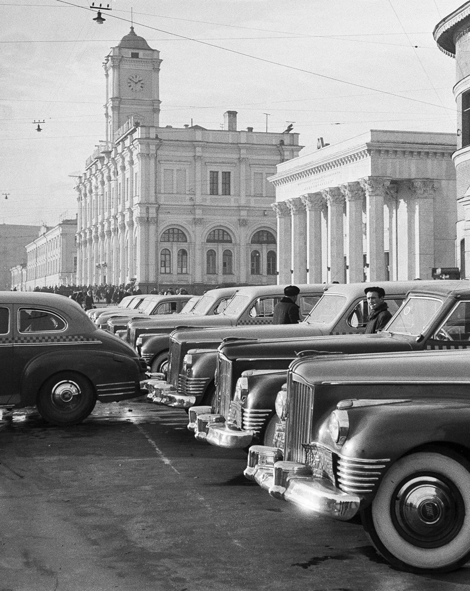 Стоянка такси на Комсомольской площади. Автор &ndash;Б. Рябинин. Москва. Ноябрь 1952 г. Главархив Москвы