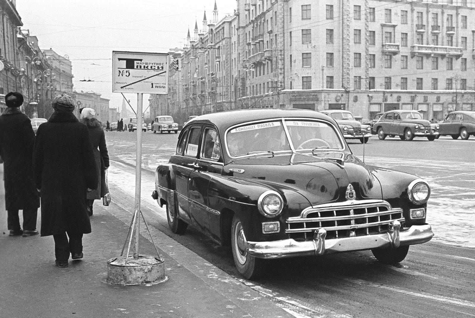 Остановка маршрутных такси на Пушкинской площади. Автор &ndash; Н. Привалов. Москва. 25.02.1960 г. Главархив Москвы