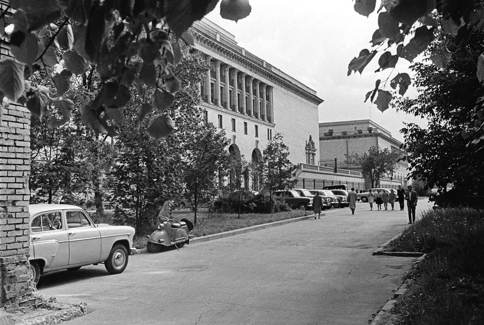 На территории киностудии &laquo;Мосфильм&raquo;. Автор &ndash; Н. Максимов. Москва. Июль 1963 г. Главархив Москвы