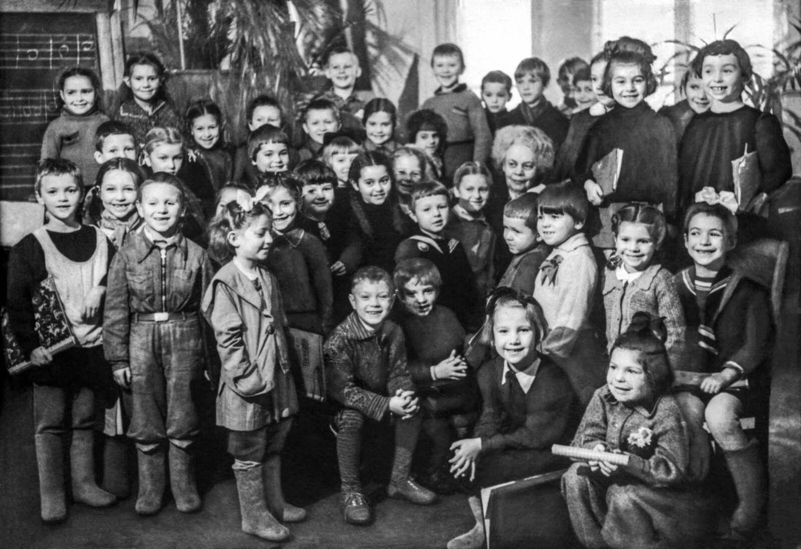 Воспитанники Московского хорового училища на занятиях. Москва. 1945 г. Фото М.А. Трахмана. Главархив Москвы