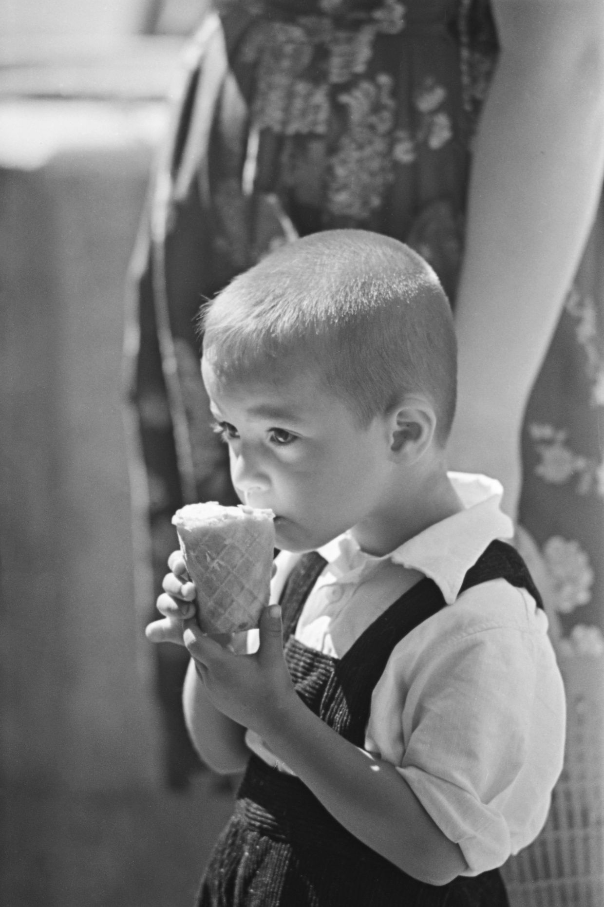 Мальчик с мороженым. Москва. 1961 г. Фото Л. Е. Бергольцева. Главархив Москвы Мальчик с мороженым. Москва. 1961 г. Фото Л. Е. Бергольцева. Главархив Москвы