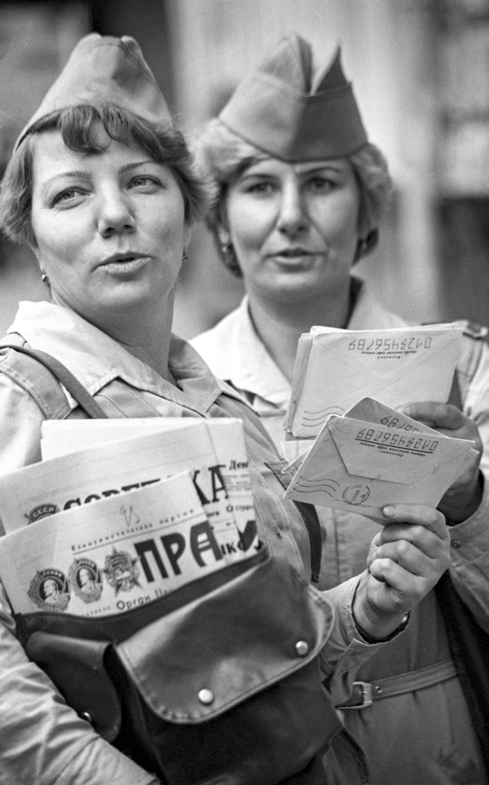 Почтальоны 9-го отделения Фрунзенского узла связи Т. Трипанина и В. Сидорова перед выходом на участки для доставки корреспонденции адресатам. Москва. 24 сентября 1985 г. Фото Г. Шпунькина. Главархив Москвы
