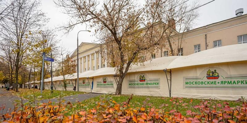 В мастерской участницы московской ярмарки шьют специальную обувь для бойцов СВО