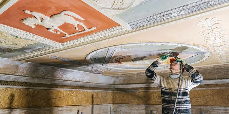 Продолжается реставрация исторических фасадов и интерьеров главного корпуса Центрального московского ипподрома