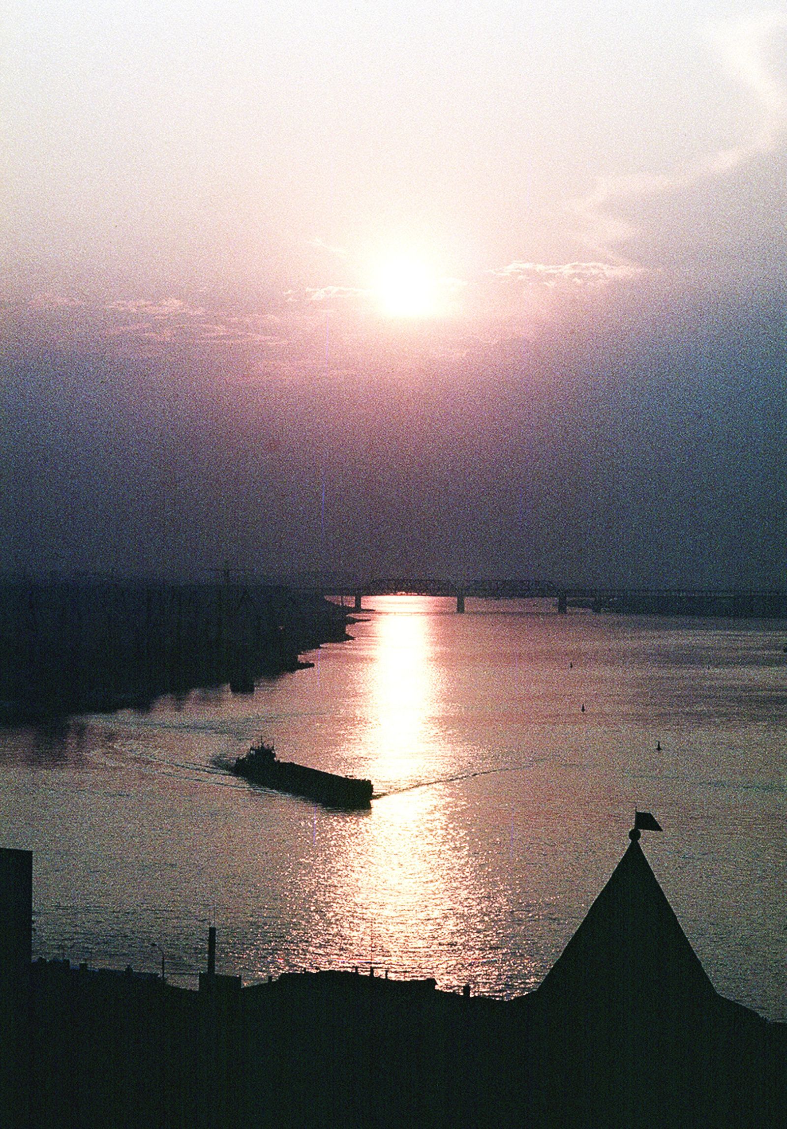 Закат над слиянием рек Волги и Оки. Автор &ndash; Ю.Д. Королев. г. Горький. 1980-е гг. Главархив Москвы