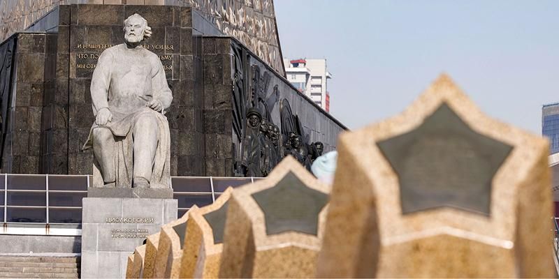 В Москве промыли к лету памятники и монументы, посвященные покорителям космоса