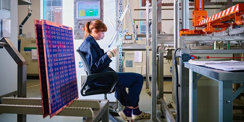 Операторы фотолитографии и инженеры-разработчики: кем стали первые выпускники колледжа НИУ МИЭТ