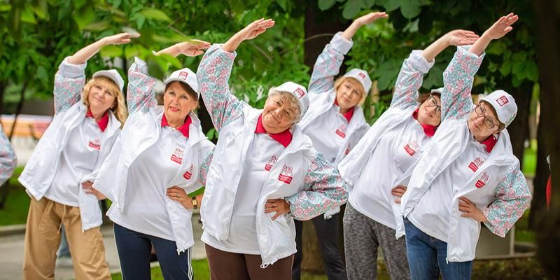 Укрепить здоровье и познакомиться со звездами спорта: как проводят лето участники «Московского долголетия»
