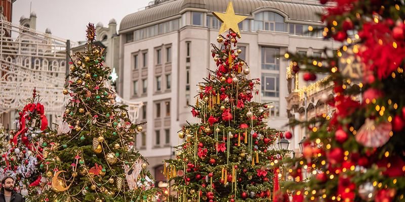 На фестивале проекта «Зима в Москве» открылась выставка дизайнерских елей