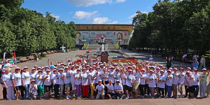 Илья Авербух провел зарядку для старших москвичей на Пушкинской площади