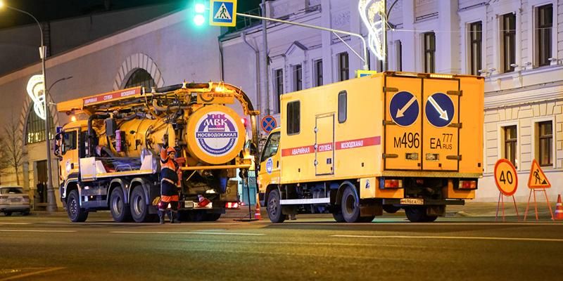 Бригады Мосводостока со спецтехникой дежурят на улицах столицы