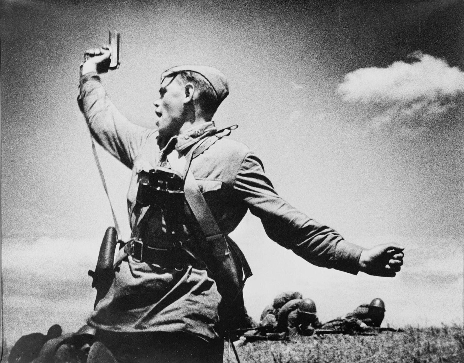«В атаку!» (авторское название). Автор М.В. Альперт. Село Хорошее Славяносербского района Ворошиловградской области. 12 июля 1942 г. Главархив Москвы