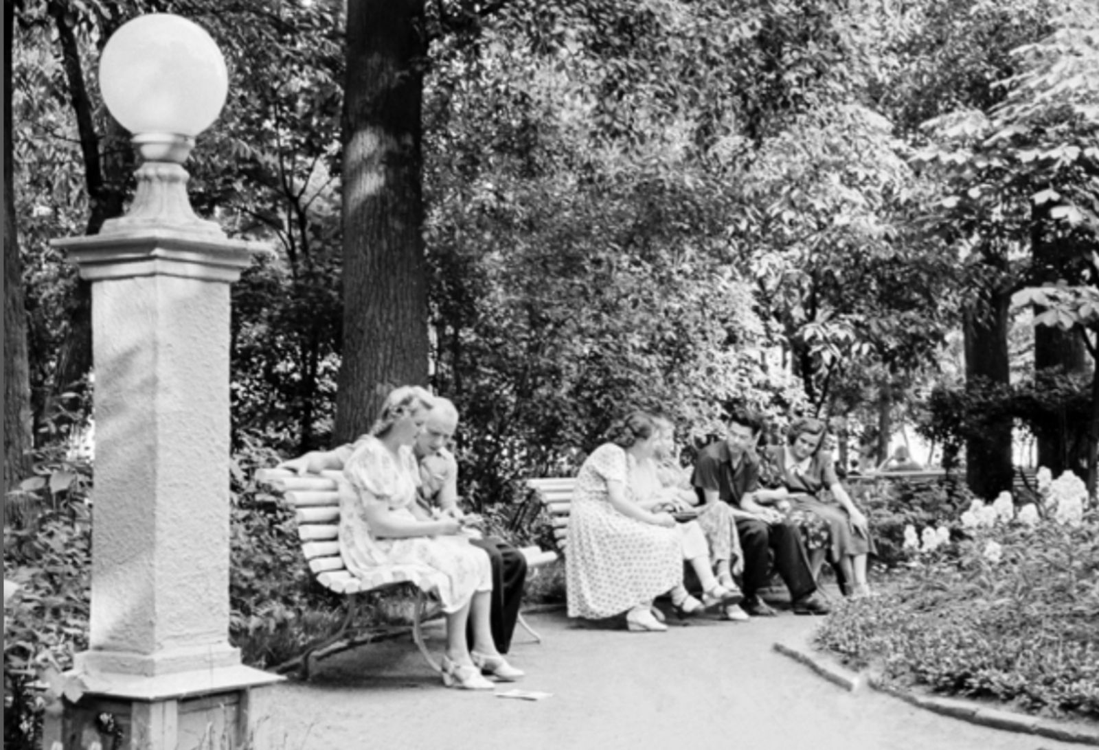 В уютном уголке сада «Эрмитаж». 1953 г. Фото М. Озёрского. Главархив Москвы