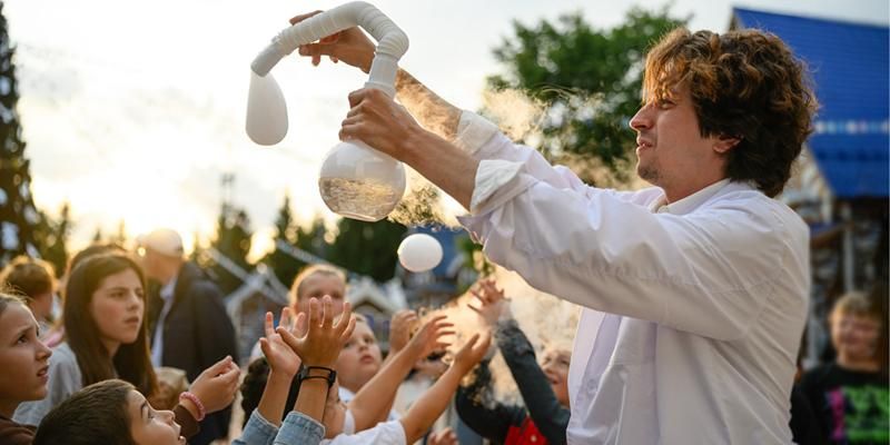 Научные шоу, спектакли и семейные эстафеты: как отметят День знаний в московских парках