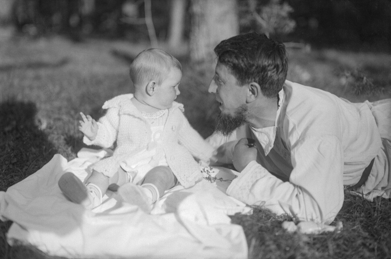 Мужчина с ребенком на лесной поляне. Место съёмки неизвестно, начало 1920-х гг. Автор неизвестен. Главархив Москвы