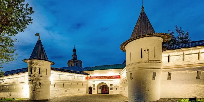 Архитектурно-художественная подсветка украсила Спасо-Андроников монастырь в центре Москвы