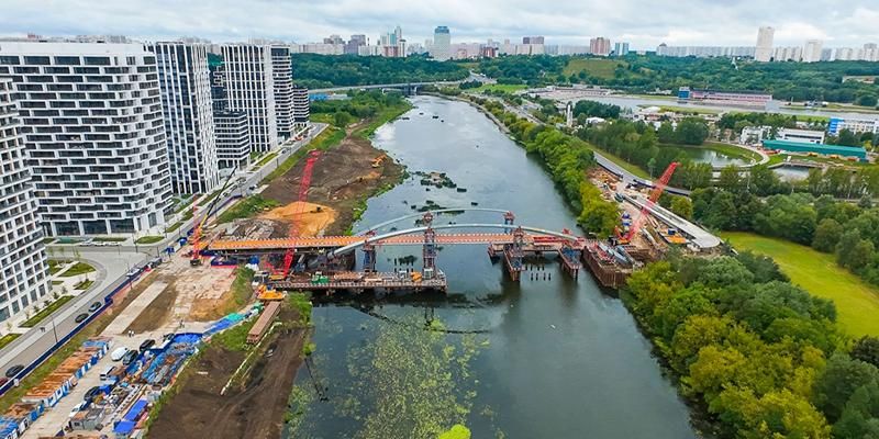 Строители завершили надвижку пролета моста на западе Мневниковской поймы