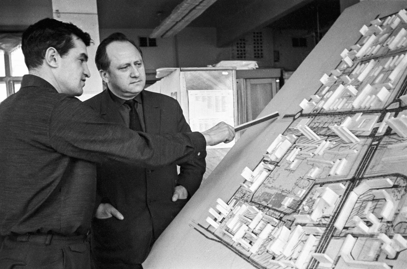 Руководитель 10-й мастерской «Моспроект» Я. Белопольский и архитектор Ю. Ильин-Адаев у макета нового района Москвы. Фото А. Чепрунова. Москва. 1966 г. Главархив Москвы