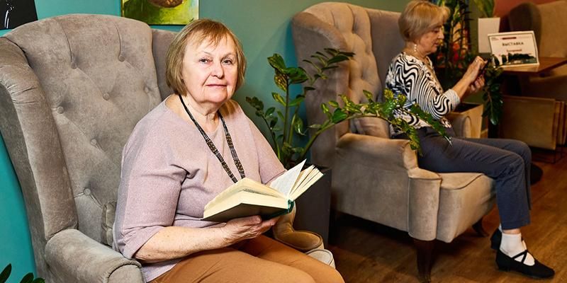 Поэтические вечера и тематические прогулки: как работают литературные клубы в центрах московского долголетия