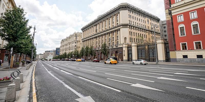 На участке Тверской улицы заменят асфальт по технологии бесшовной укладки