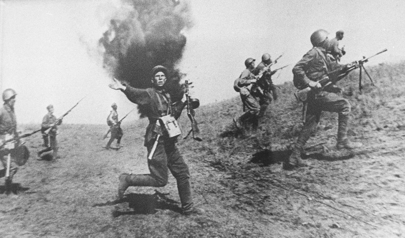 Стрелковое отделение выходит на рубеж атаки. Фото А.С. Шайхета. В районе Сталинграда. [Август-сентябрь] 1942 г. Главархив Москвы