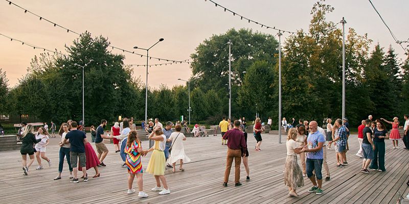 От кадрили до брейк-данса: парки Москвы приглашают на летние танцевальные программы