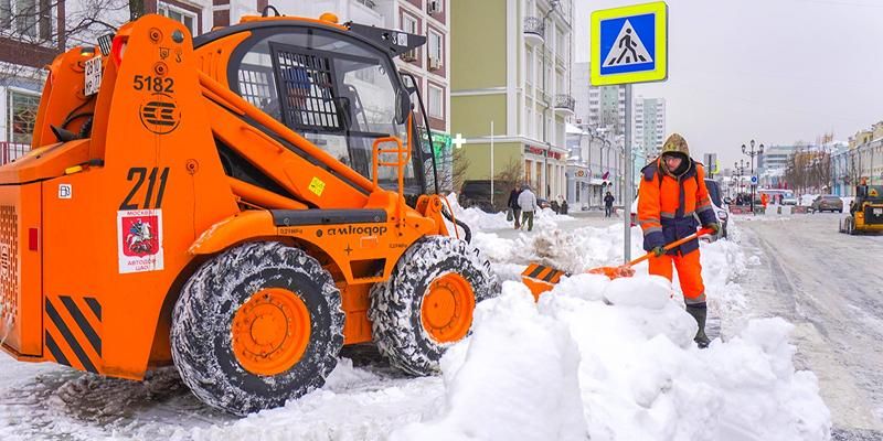 Городские службы продолжают вывозить снег с улиц Москвы