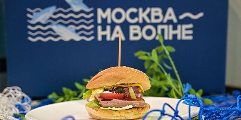 Морские версии популярного фастфуда представили на рынке «Москва – на волне»