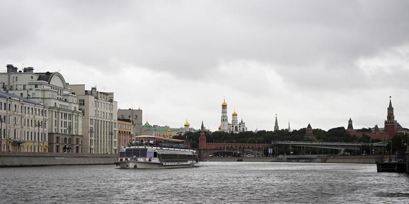 Гроза и порывистый ветер: москвичей предупредили об ухудшении погоды