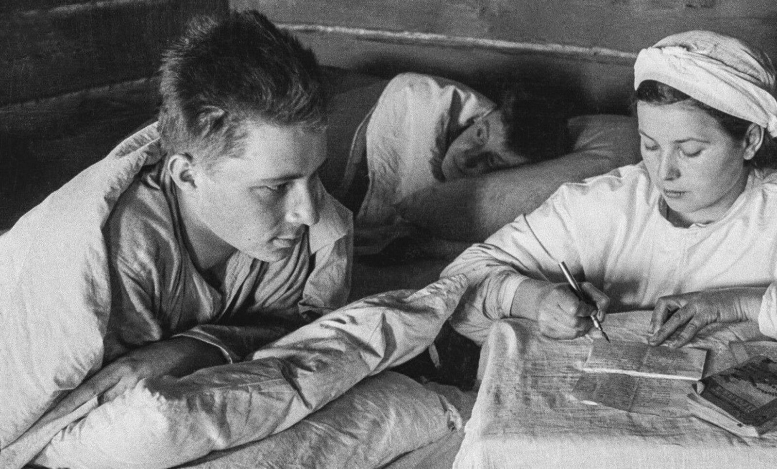 Медсестра пишет письмо под диктовку раненого. Автор&ndash;Б.В.Игнатович. Калининский фронт. 1942г. Главархив Москвы
