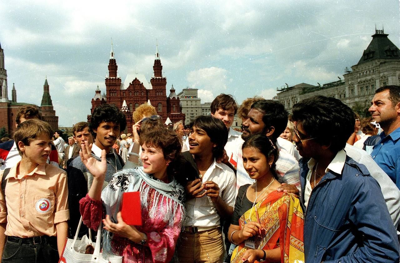 Участники XII Всемирного фестиваля молодёжи и студентов на Красной площади. Москва. Июль 1985 г. Фото В. Егорова. Главархив Москвы