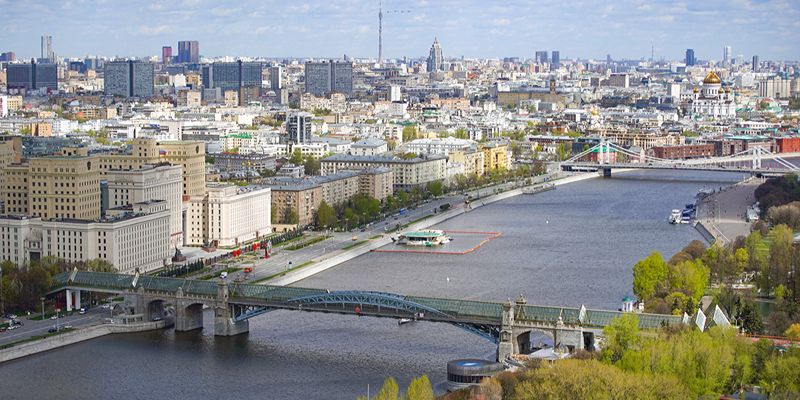 Сильный ветер сохранится в столице до вечера