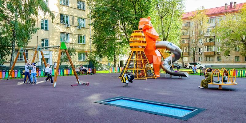 Корабль, пальмы и гигантский медведь: тематические игровые площадки обновили на юге Москвы