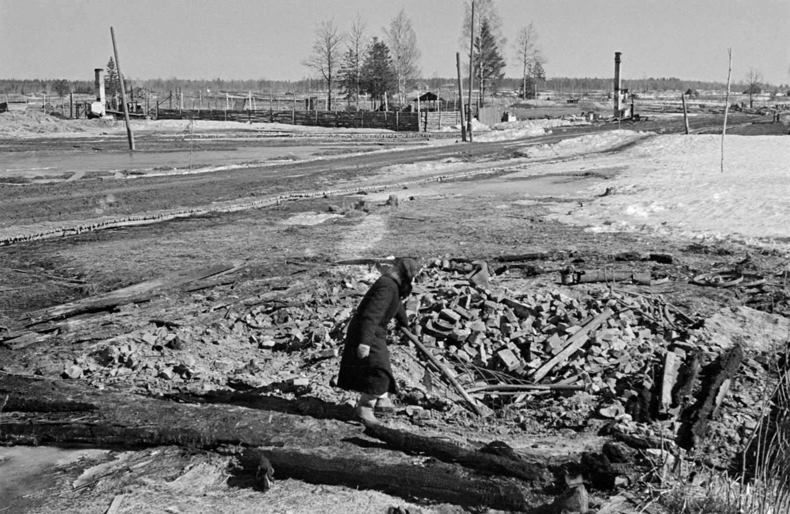 У разрушенного дома в освобождённом населённом пункте.  Калининский фронт. 1942 г. Фото Б.В.Игнатовича. Главархив Москвы