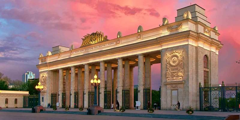 В Москве завершается реставрация фасадов арки главного входа в Парк Горького