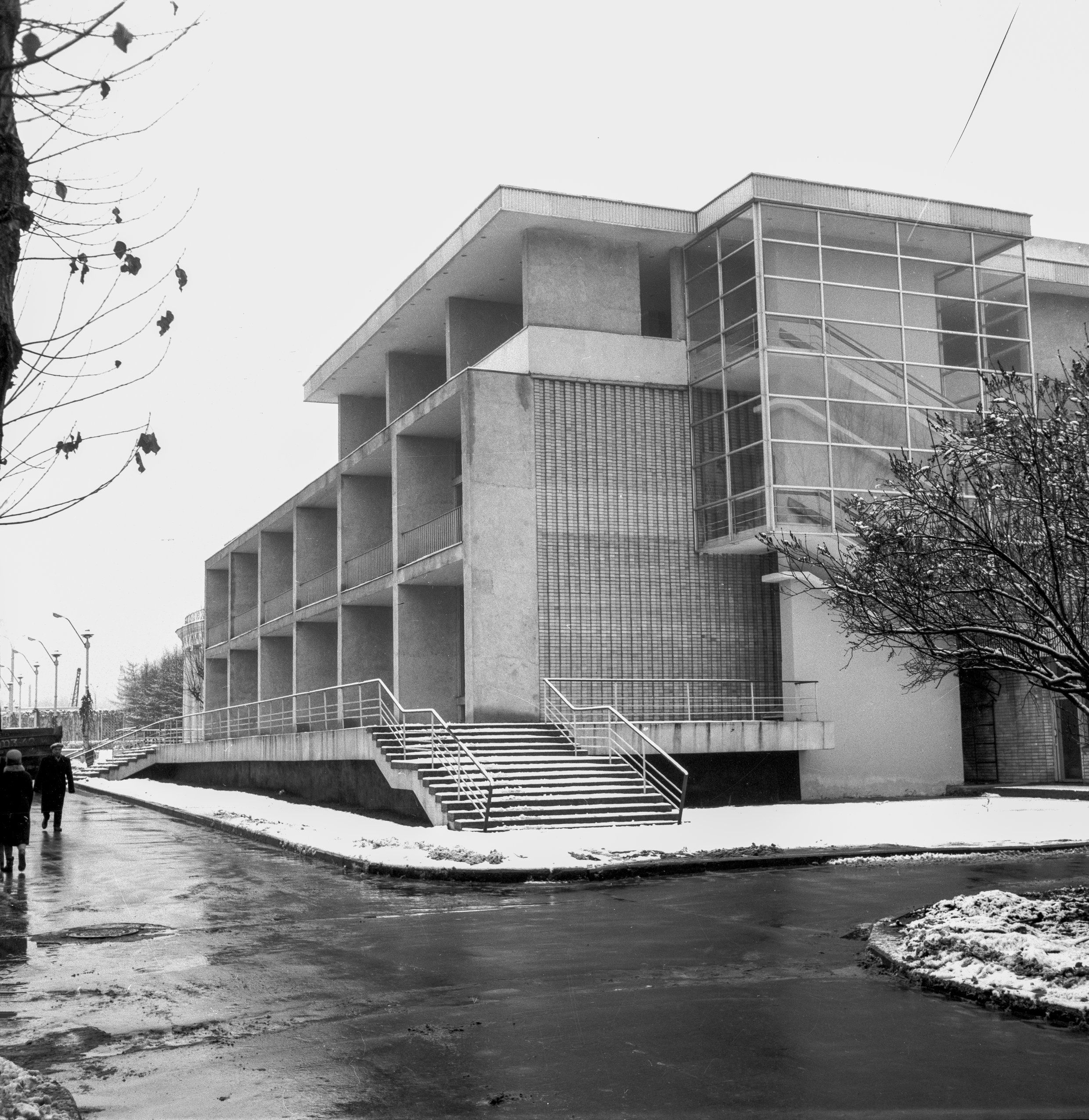 Кафе «Выставочное» на Выставке достижений народного хозяйства (ВДНХ) СССР. Москва. 23.11.1966 г. Фото Куруся. Главархив Москвы