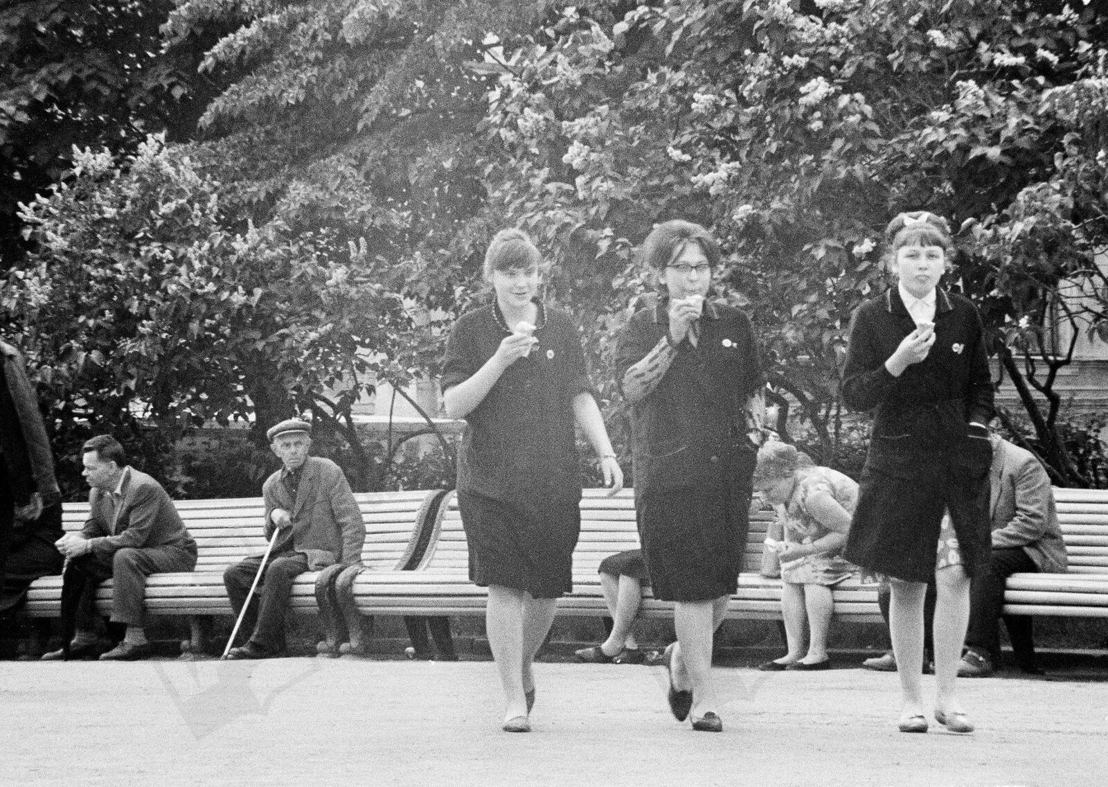 Девушки с мороженым на Тверском бульваре. Москва. 23 мая 1967 г. Фото Л.Е. Бергольцева. Главархив Москвы