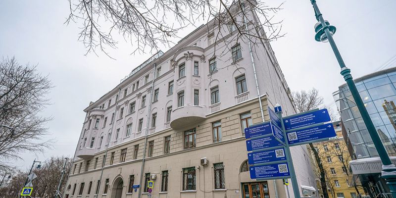 Колонны, пилястры и карнизы: около 250 домов в стиле неоклассицизма восстановили по программе капремонта в Москве