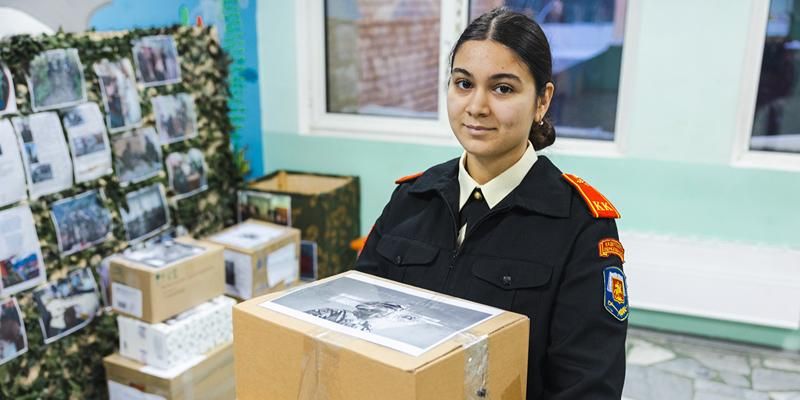Столичные школьники собирают новогодние посылки для участников СВО