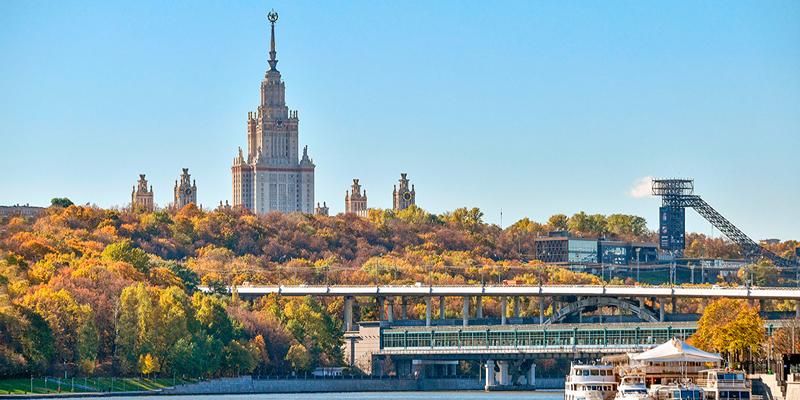 Клены возле МГУ и каштаны на ВДНХ: москвоведы и фотографы рассказали про лучшие места для осенних фотосессий