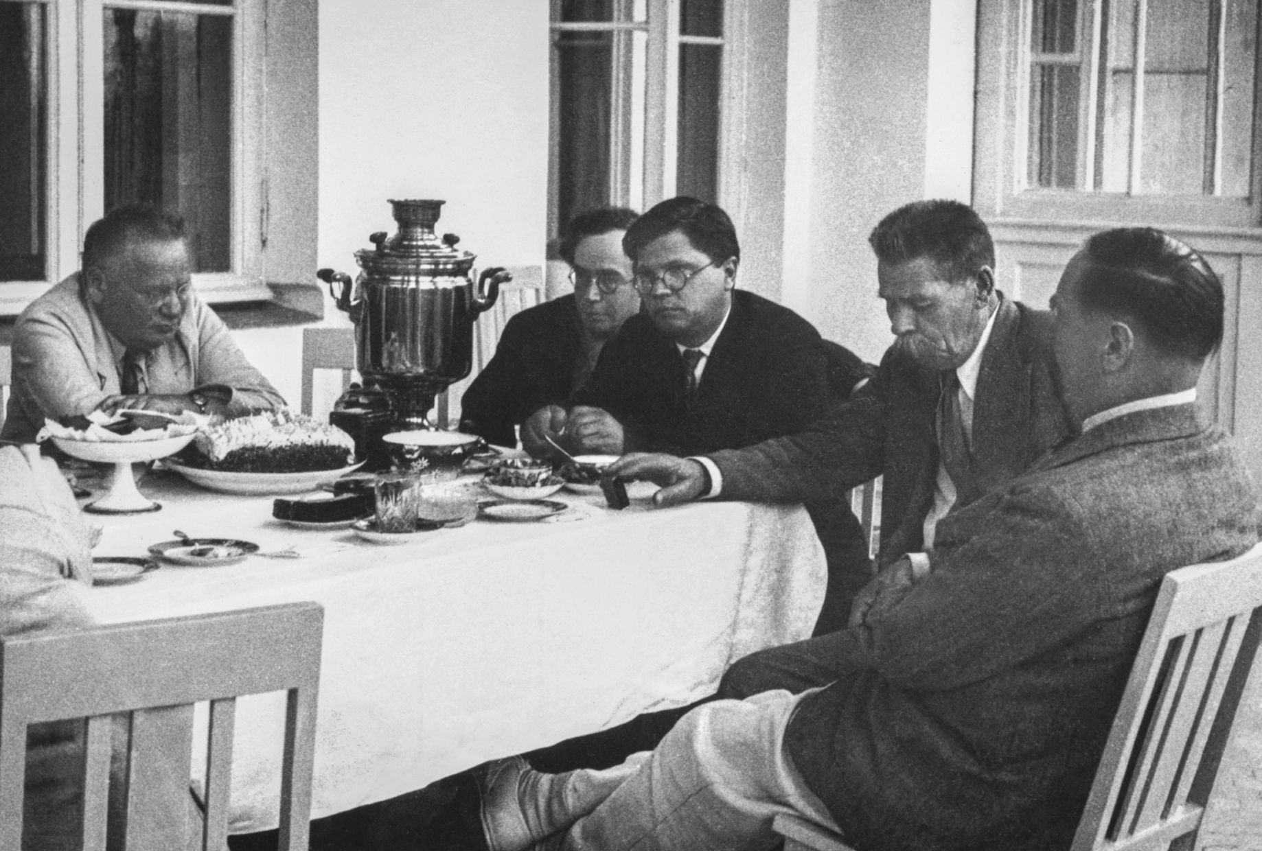 Чаепитие с самоваром на даче писателя А.М. Горького: народный комиссар по иностранным делам СССР М.М. Литвинов, писатель, поэт, драматург, журналист Л.В. Никулин, оргсекретарь Союза писателей СССР А.С. Щербаков, А.М. Горький, английский писатель Г. Уэллс (слева направо). Фото Я.Н. Халипа. Московская обл., п. Горки-10. 25 июля 1934 г. Главархив Москвы