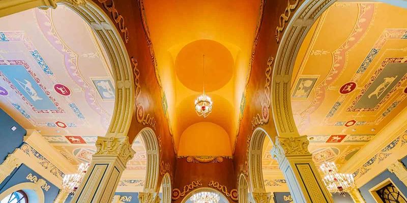 В главном корпусе Московского ипподрома отреставрировали пинакли, вазоны и историческую живопись