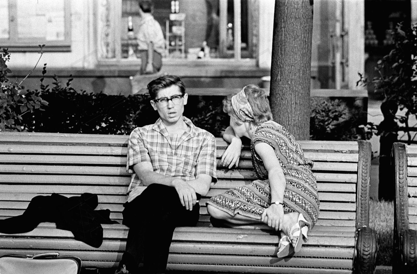 Двое на одном из бульваров. Москва. 1960-е гг. Фото В.В. Ахломова. Главархив Москвы