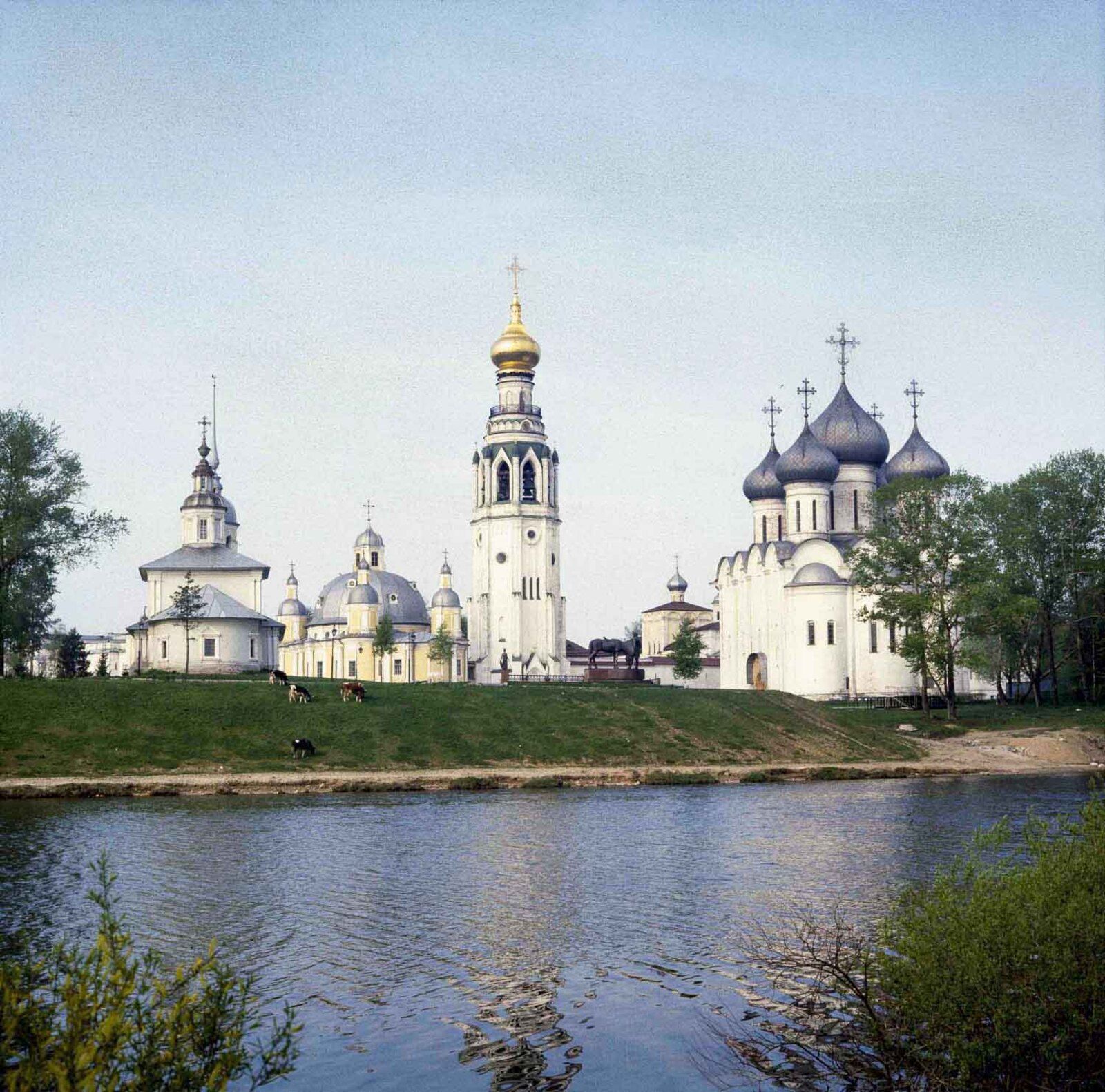 Вид на реку Вологда и Вологодский кремль. г. Вологда. 1980-е гг. Фото И.Б. Кузнецова (сдатчик – А.А. Никифорова). Главархив Москвы