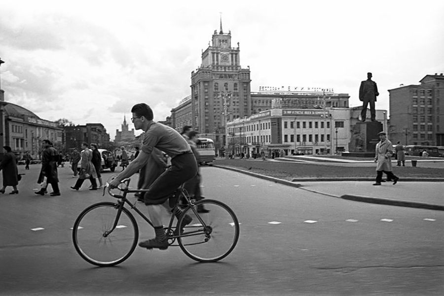 Велосипедист на площади Маяковского. Фото Л. Лазарева.1958 год. Коллекция Музея Москвы