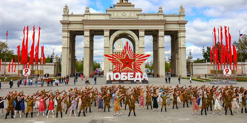 «Вальс Победы»: перед аркой главного входа на ВДНХ станцевали 200 московских студентов